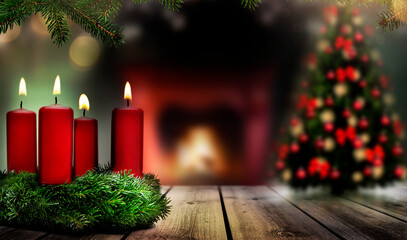 Weihanchtliche Stimmung in einem Kaminzimmer mit Holztisch im Vorderbgrund