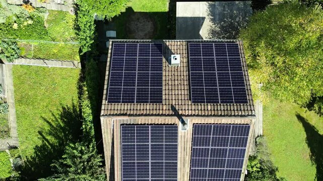 Solarzellen auf Ziegeldach