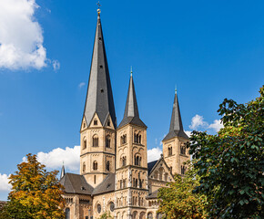Das Bonner Münster, auch Münsterbasilika genannt, ist die katholische Hauptkirche in Bonn; Deutschland