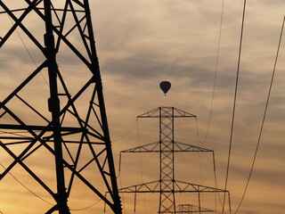 Balon nad słupami energetycznymi © Patryk