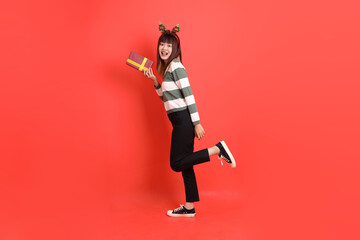 Obraz premium Woman wearing Santa hat