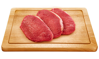 tábua de madeira com fatias de carne bovina isolado em fundo trasnparente