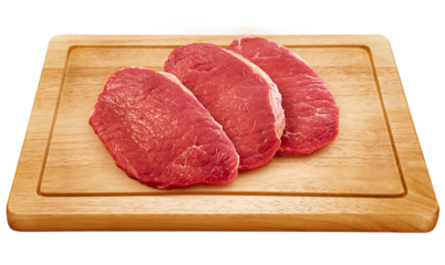 tábua de madeira com fatias de carne bovina isolado em fundo trasnparente