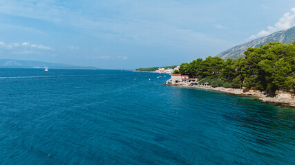 Obraz premium Along Croatia's coast, Brac Island invites visitors to explore its beautiful beaches, charming villages, and stunning natural wonders both above and below the vibrant blue waters.