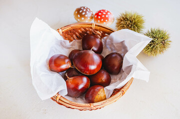 籠に盛った栗　