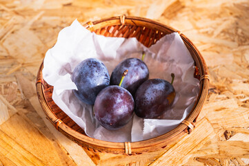 籠に入ったプルーン