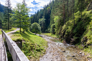 Dolina, rzeka