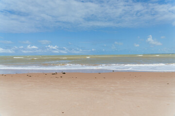 MAR COM ONDAS E UMA AREIO LINDA E LIMPA (BEAUTIFUL SEA WITH BUILDING AND LOTS OF BLUE AND WAVES)
