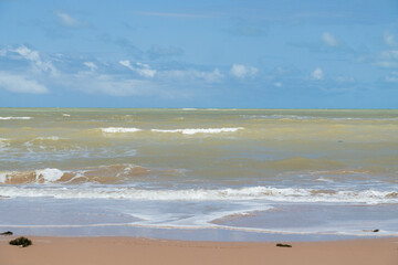 MAR COM ONDAS E UMA AREIO LINDA E LIMPA (BEAUTIFUL SEA WITH BUILDING AND LOTS OF BLUE AND WAVES)