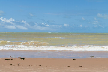 MAR COM ONDAS E UMA AREIO LINDA E LIMPA (BEAUTIFUL SEA WITH BUILDING AND LOTS OF BLUE AND WAVES)
