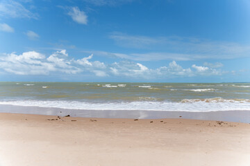 MAR LINDO COM PREDIO E MUITO AZUL E ONDAS (BEAUTIFUL SEA WITH BUILDING AND LOTS OF BLUE AND WAVES)