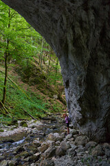 Obraz premium Woman hiker in a canyon