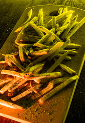 Papas Fritas y Arroz bajo una luz fluorescente amarillo y rojo