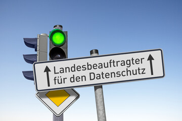 Verkehrsschild, Landesbeauftragter für den Datenschutz, Signal auf Grün, (Symbolbild)