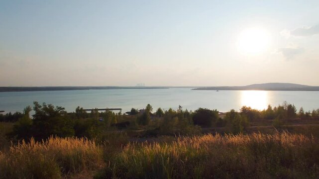 Blick auf den St&ouml;rmthaler See an einem sonnigen Sommerabend