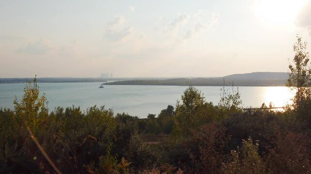 Blick auf den St&ouml;rmthaler See an einem sonnigen Sommerabend