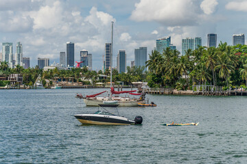Obraz premium Barcos y Ciudad 