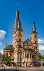 Naklejka premium Das Bonner Münster, auch Münsterbasilika genannt, ist die katholische Hauptkirche in Bonn; Deutschland