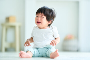 Fototapeta premium 号泣する一歳の男の子