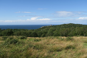 Obraz premium Blick vom Kullaberg auf der Kullenhalbinsel auf den Öresund an einem sonnigen Sommertag