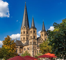 Obraz premium Das Bonner Münster, auch Münsterbasilika genannt, ist die katholische Hauptkirche in Bonn; Deutschland