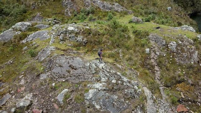Hombre turista parado al lado de una laguna en las monta&ntilde;as.el turismo y el concepto de viaje.modo de vida saludable	