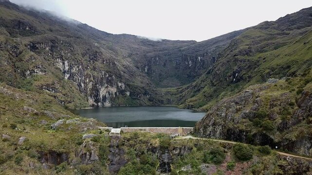  laguna en las monta&ntilde;as.el turismo y el concepto de viaje.modo de vida saludable	