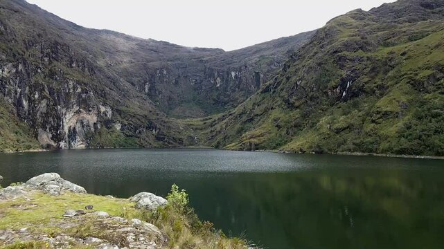 Hombre turista parado al lado de una laguna en las monta&ntilde;as.el turismo y el concepto de viaje.modo de vida saludable	