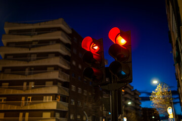 semáforo doble en rojo de noche