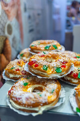 roscón de reyes con nata en pastelería