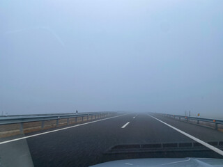 autovia con niebla 