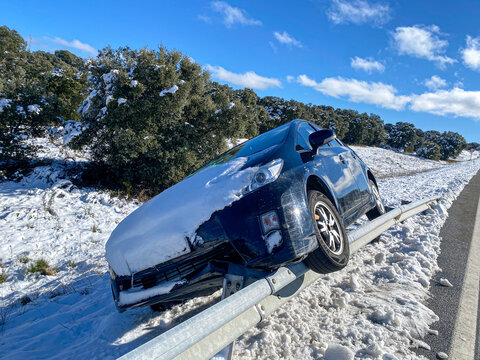 accidente coche nieve salida de la via coche invierno