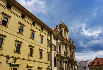 Obraz premium Low angle view of buildings against cloudy sky