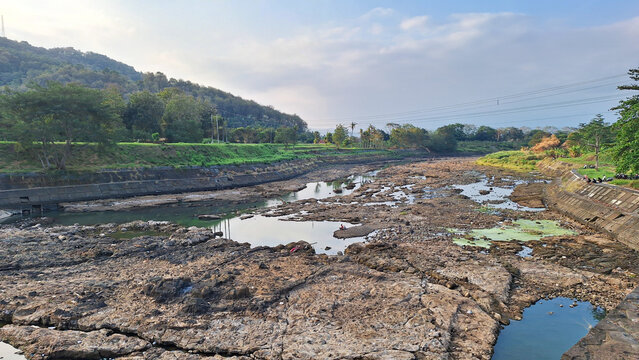 The view of the river drying up in the dry season until only small pools remain.