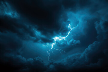 Fototapeta premium A stormy sky with a lightning bolt in the middle. The sky is dark and the lightning bolt is bright