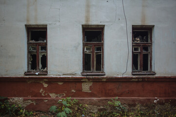 Obraz premium Broken windows of abandoned building