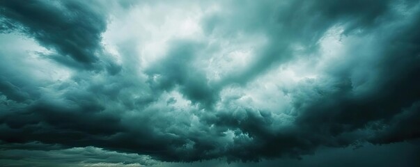 Obraz premium Dramatic storm clouds gather in the sky, creating an atmospheric and moody scene for various creative projects.