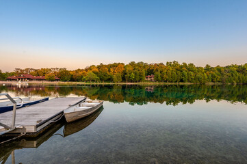 Obraz premium Captivating sunset at Green Lakes Park in Syracuse, NY, showcasing crystal clear waters, lush forests, and serene reflections. Ideal for nature lovers and peaceful getaways.