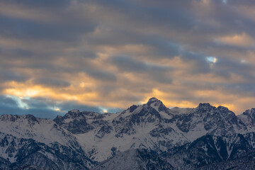 Obraz premium Mountain range under the expressive sky at dawn