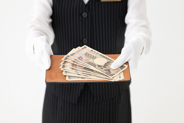 現金を差し出す女性