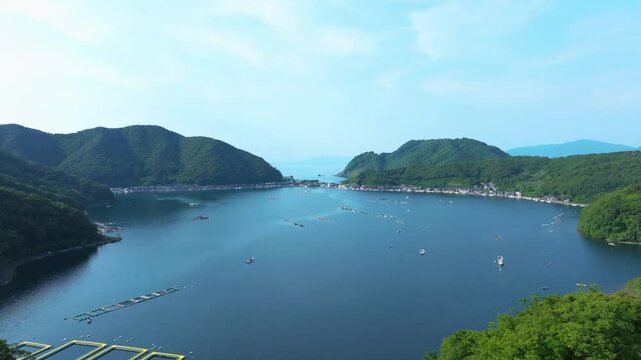 海と繋がる湖の空撮　田舎の風景　釣り船　釣り堀　漁船　福井県美浜町の日向湖　三方五湖　その1