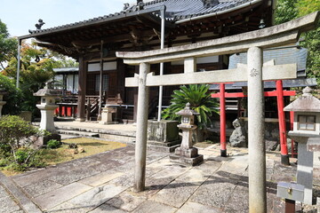 A Japanese temple : a scene of the precincts of Sanmyo-in Temple in Kyoto City　日本のお寺：京都市にある三明院境内の風景