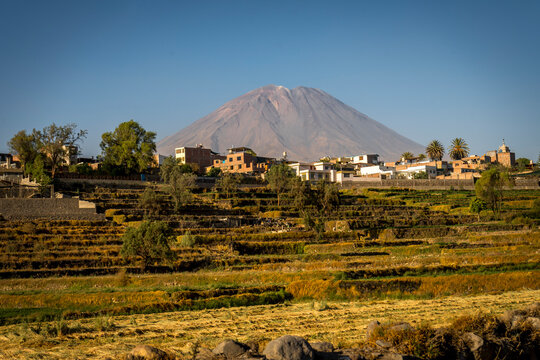 Volcan Misti en campi&ntilde;a de Arequipa