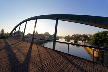 Obraz premium Footbridge on the Loing river in Saint-Mammès village