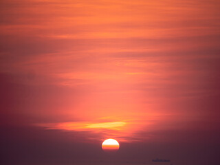 Obraz premium Beautiful Sunset Over Calm Ocean Horizon