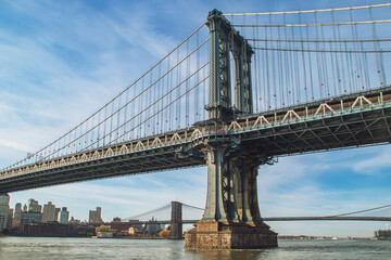 Puente de Manhattan en primer plano y Puente de Brooklyn al fondo desde la costa de Manhattan en New York, USA. Puentes que conectan Manhattan con Brooklyn cruzando el East River. Noviembre de 2019.