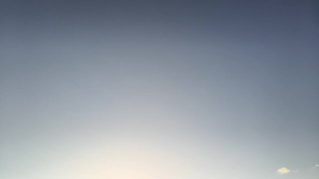 Timelapse de un cielo azul despejado 