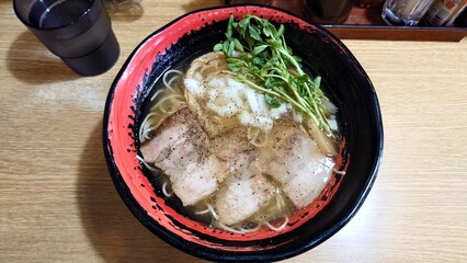 豚バラチャーシューと豆苗の乗った牛ラーメン