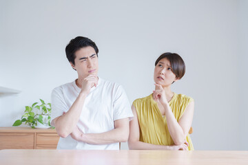 考える夫婦