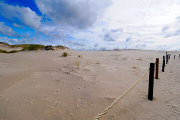 Słowiński Park Narodowy jest położony w środkowej części polskiego wybrzeża. Jest położony w środkowej części polskiego wybrzeża. Charakterystycznym elementem parku jest wydmowy pas mierzei z ruchomym © JDziedzic